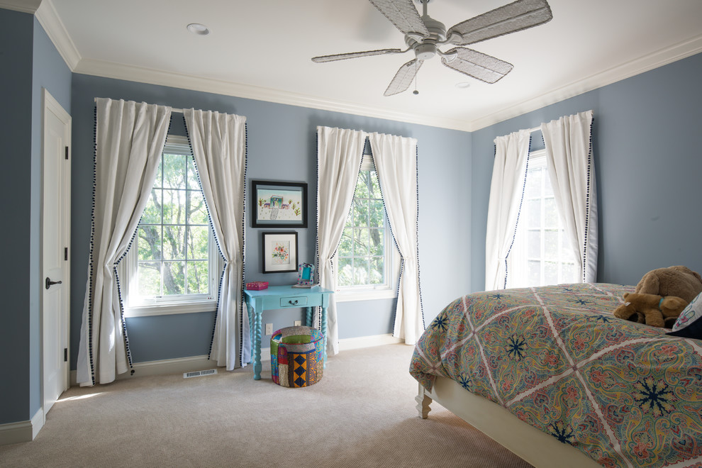 ミネアポリスにある中くらいなトラディショナルスタイルのおしゃれな客用寝室 (青い壁、カーペット敷き、暖炉なし、ベージュの床) のレイアウト