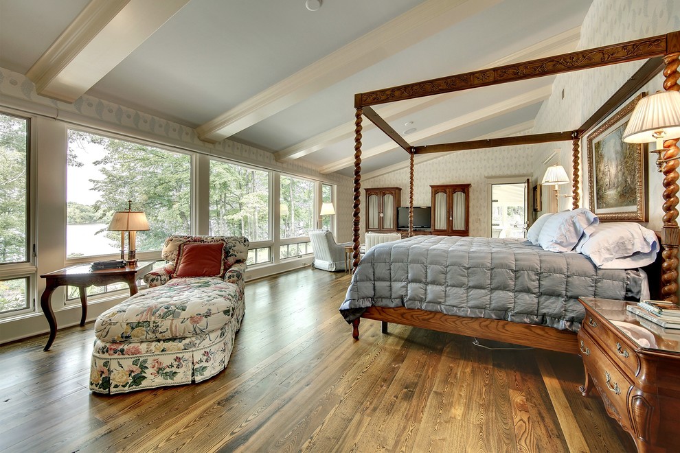 Ejemplo de dormitorio principal tradicional grande con suelo de madera en tonos medios
