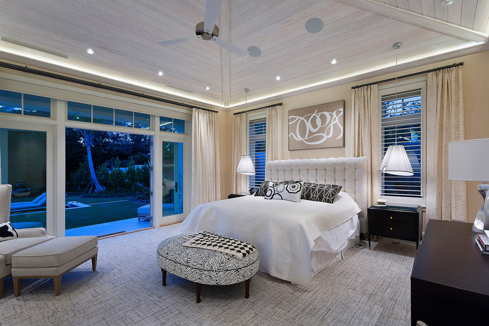 Hauptschlafzimmer mit beiger Wandfarbe und Teppichboden in Sonstige