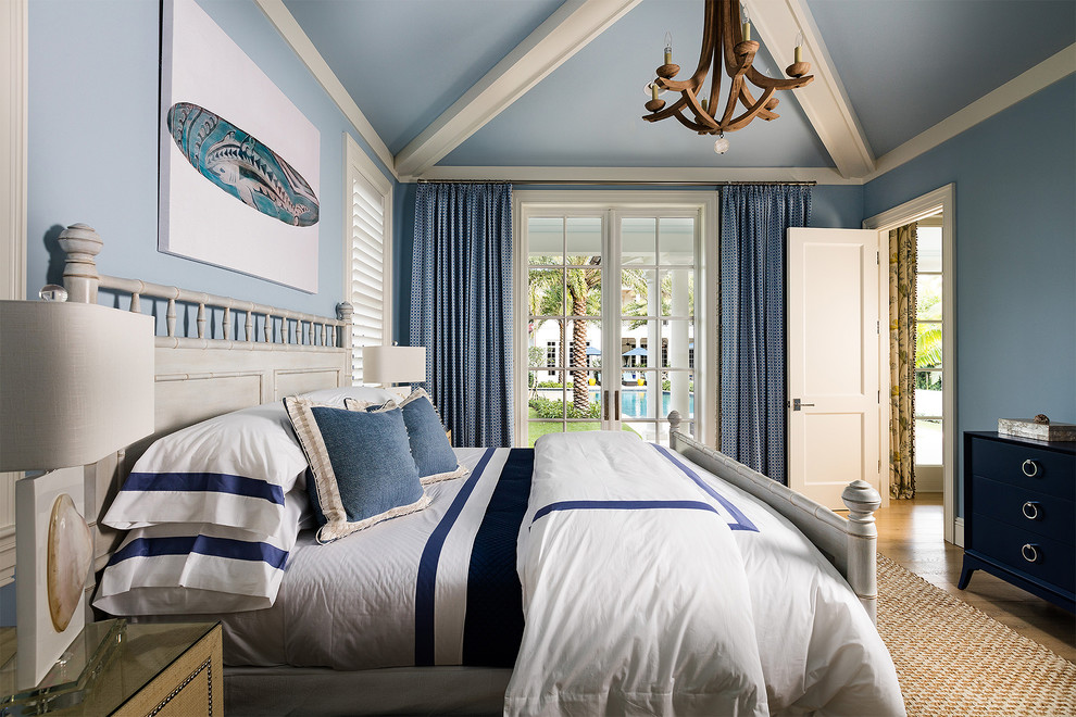 Foto di una grande camera degli ospiti classica con pareti blu, pavimento in legno massello medio, pavimento marrone e nessun camino