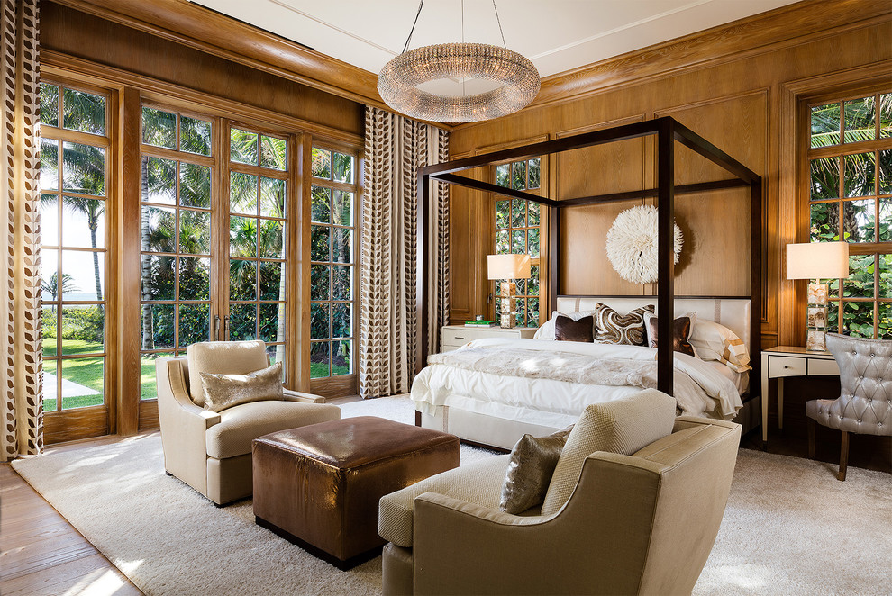 Diseño de dormitorio principal clásico extra grande sin chimenea con paredes marrones, suelo de madera en tonos medios y suelo marrón