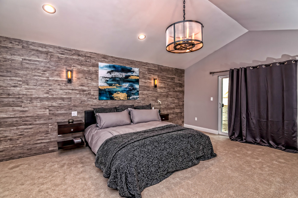 Стильный дизайн: хозяйская спальня в стиле неоклассика (современная классика) с серыми стенами и ковровым покрытием без камина - последний тренд