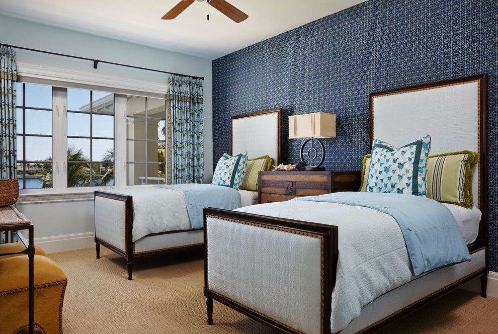 Diseño de habitación de invitados costera con paredes azules, moqueta y suelo beige