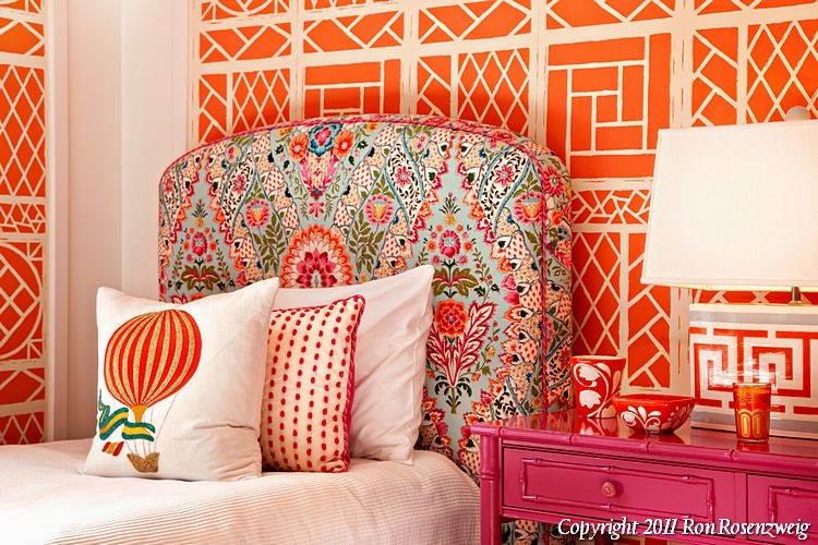 Идея дизайна: спальня среднего размера в стиле фьюжн с оранжевыми стенами и ковровым покрытием