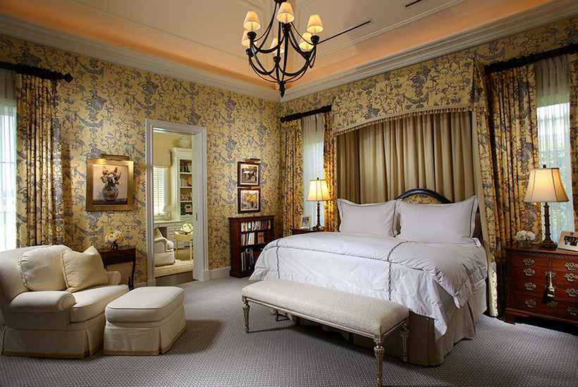 Пример оригинального дизайна: огромная хозяйская спальня в классическом стиле с разноцветными стенами и ковровым покрытием