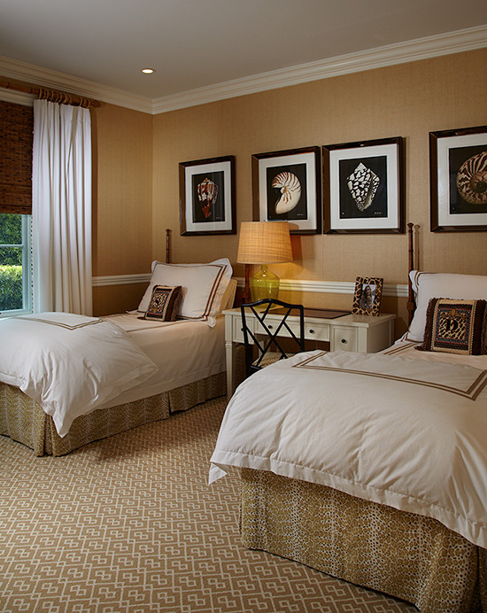 Ejemplo de habitación de invitados costera pequeña con paredes marrones y moqueta