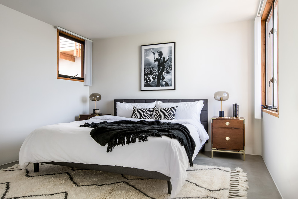 Стильный дизайн: хозяйская спальня в стиле ретро с белыми стенами, бетонным полом и серым полом - последний тренд