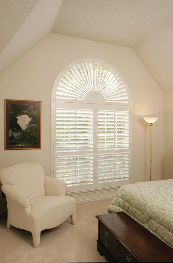 Foto de habitación de invitados clásica de tamaño medio sin chimenea con paredes blancas, moqueta y suelo beige
