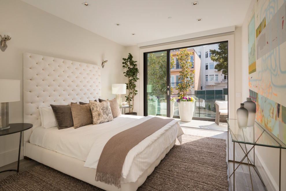 Mittelgroßes Modernes Hauptschlafzimmer ohne Kamin mit weißer Wandfarbe, braunem Holzboden, braunem Boden und gewölbter Decke in Los Angeles
