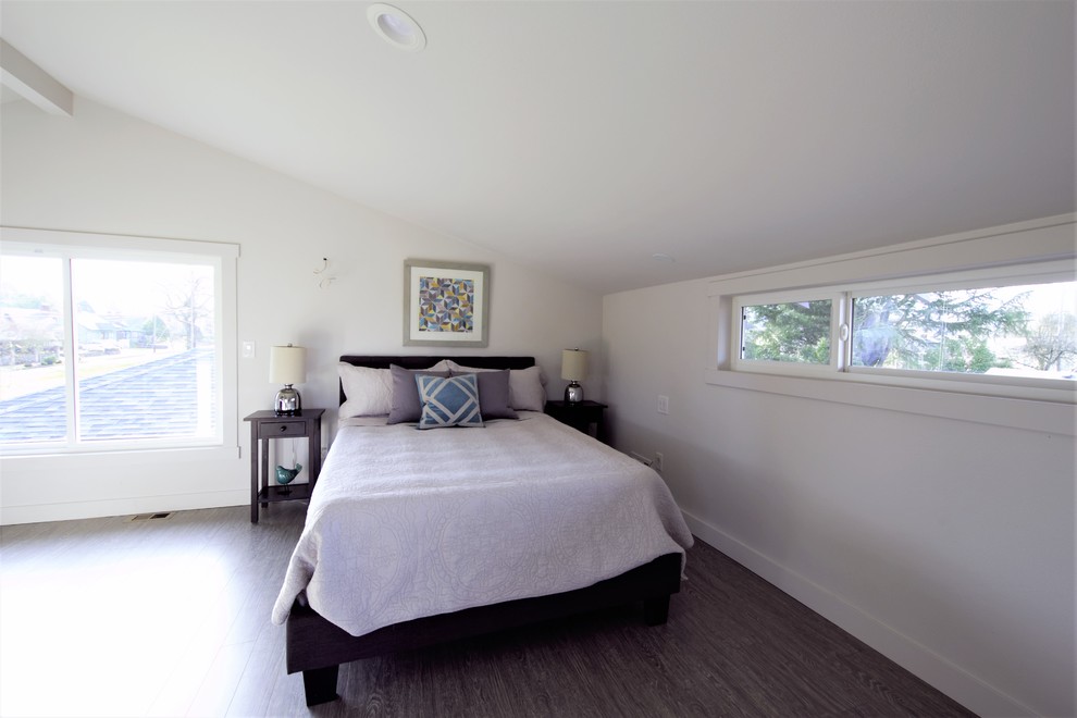 ポートランドにある広いトラディショナルスタイルのおしゃれなロフト寝室 (白い壁、濃色無垢フローリング、暖炉なし、グレーの床) のレイアウト