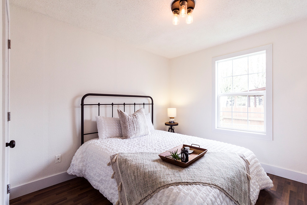 Foto di una piccola camera degli ospiti moderna con pareti bianche, parquet scuro, nessun camino e pavimento marrone