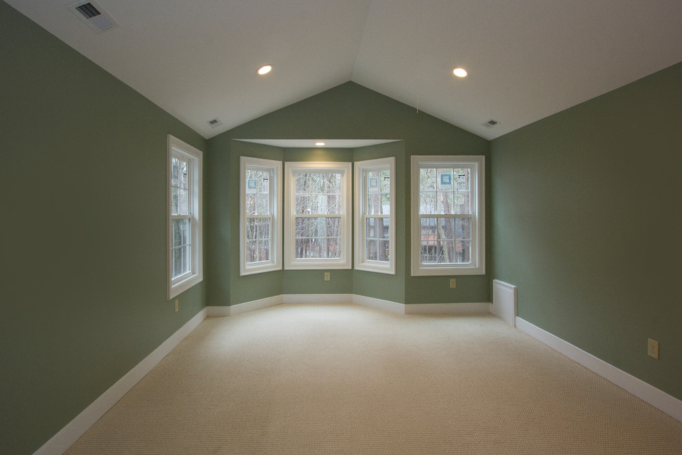 Foto på ett mellanstort funkis huvudsovrum, med gröna väggar och heltäckningsmatta