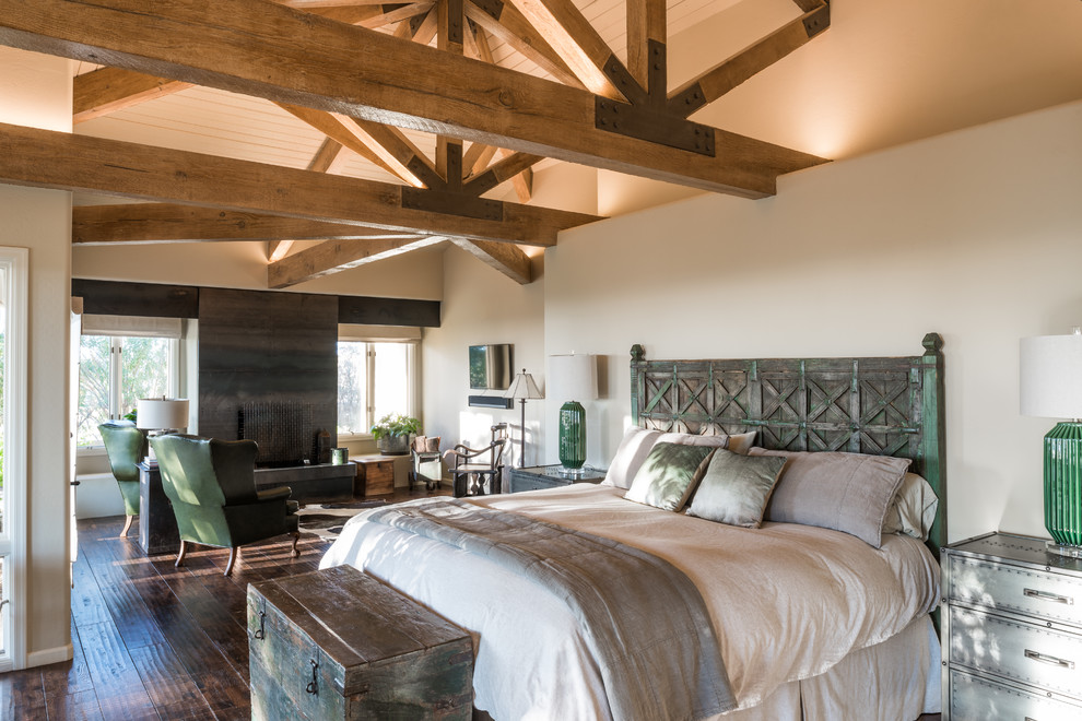 Imagen de dormitorio de estilo americano con paredes blancas, suelo de madera oscura, todas las chimeneas y suelo marrón