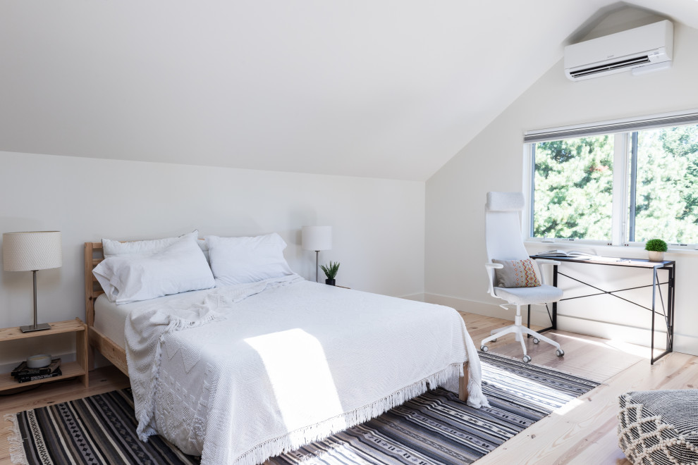 Inspiration pour une chambre design avec un mur blanc, parquet clair, un sol beige et un plafond voûté.