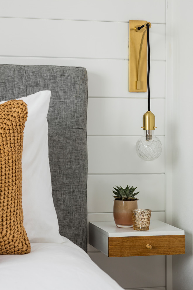 Modelo de habitación de invitados nórdica pequeña sin chimenea con paredes blancas, suelo laminado y suelo marrón