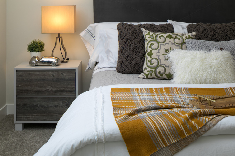 Идея дизайна: гостевая спальня среднего размера, (комната для гостей) в стиле неоклассика (современная классика) с серыми стенами, ковровым покрытием и серым полом без камина