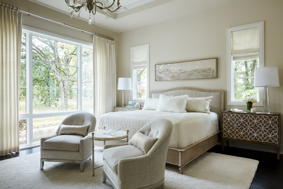 Idée de décoration pour une chambre tradition avec un mur beige, parquet foncé et un sol noir.