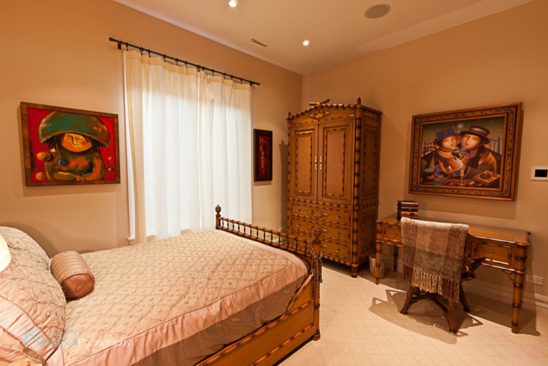 Imagen de habitación de invitados rural de tamaño medio con paredes beige y moqueta