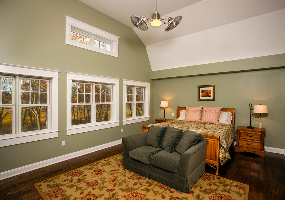 Свежая идея для дизайна: большая хозяйская спальня в классическом стиле с зелеными стенами и паркетным полом среднего тона без камина - отличное фото интерьера