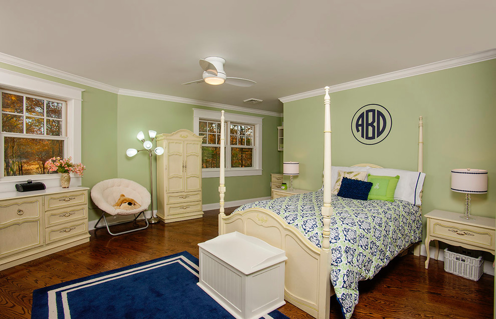 Immagine di una grande camera da letto chic con pareti verdi, pavimento in legno massello medio e nessun camino