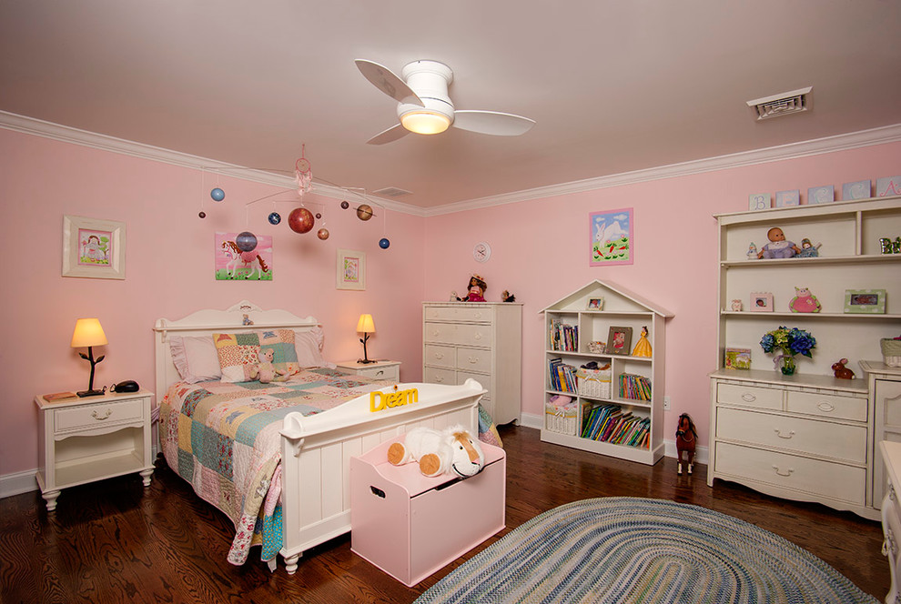 Großes Klassisches Schlafzimmer ohne Kamin mit rosa Wandfarbe und braunem Holzboden in Sonstige