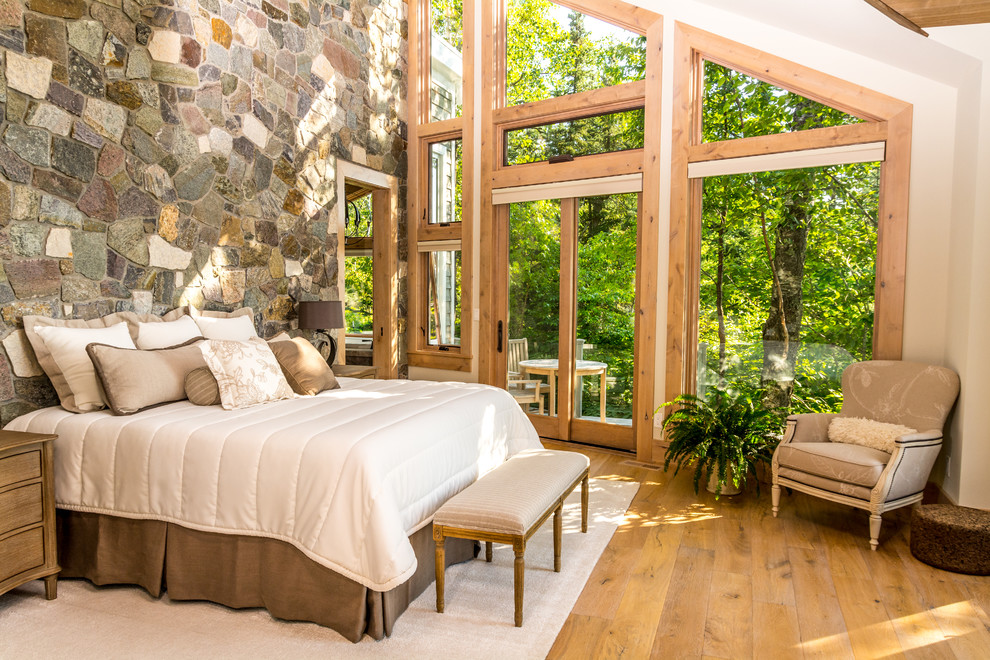 Rustikales Schlafzimmer mit weißer Wandfarbe, hellem Holzboden und beigem Boden in Sonstige