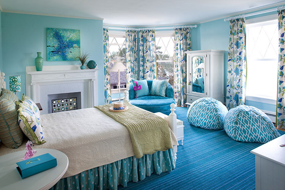 Идея дизайна: спальня в классическом стиле с синим полом