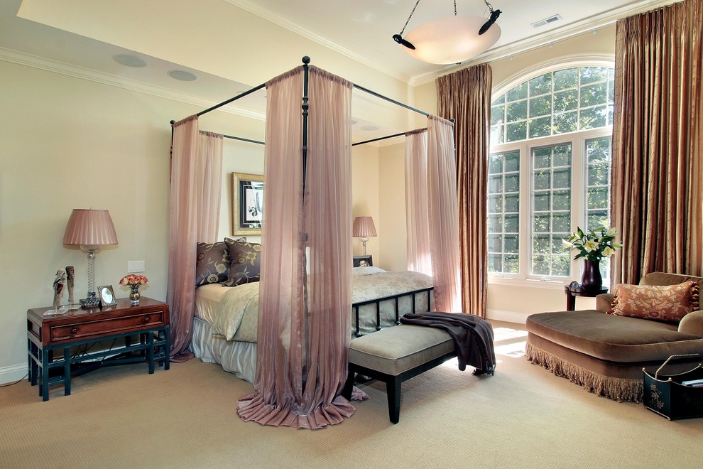 Стильный дизайн: большая хозяйская спальня в классическом стиле с бежевыми стенами и ковровым покрытием без камина - последний тренд
