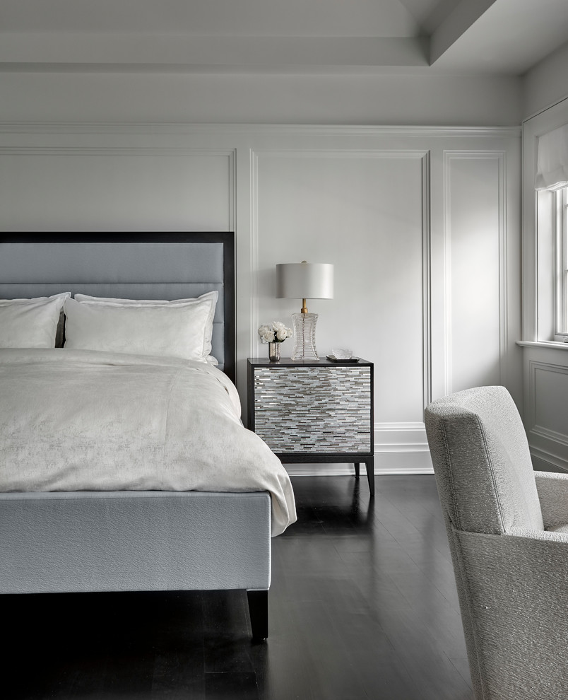 Свежая идея для дизайна: хозяйская спальня среднего размера в стиле модернизм с серыми стенами, темным паркетным полом и черным полом без камина - отличное фото интерьера