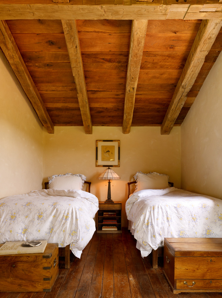 Inspiration pour une chambre méditerranéenne avec un mur beige et parquet foncé.