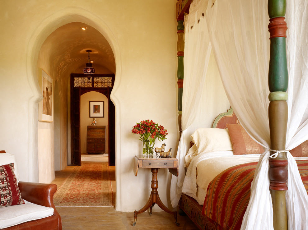 Idee per una camera da letto mediterranea con pareti beige