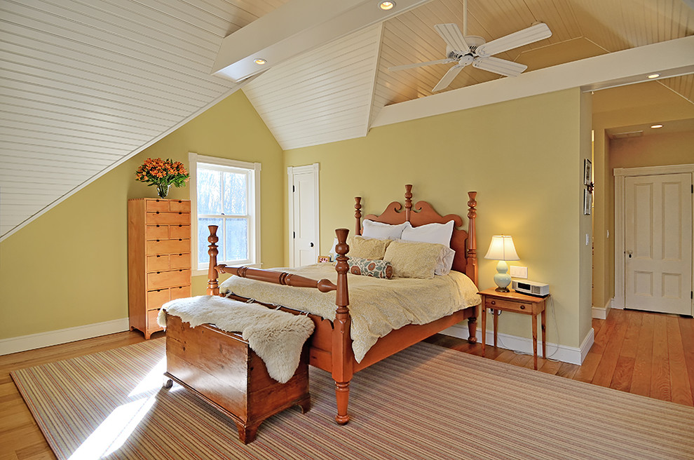 Klassisches Schlafzimmer im Dachboden mit gelber Wandfarbe in Bridgeport