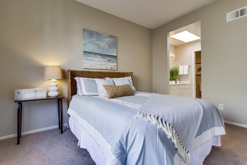 Стильный дизайн: хозяйская спальня в морском стиле с серыми стенами и ковровым покрытием - последний тренд
