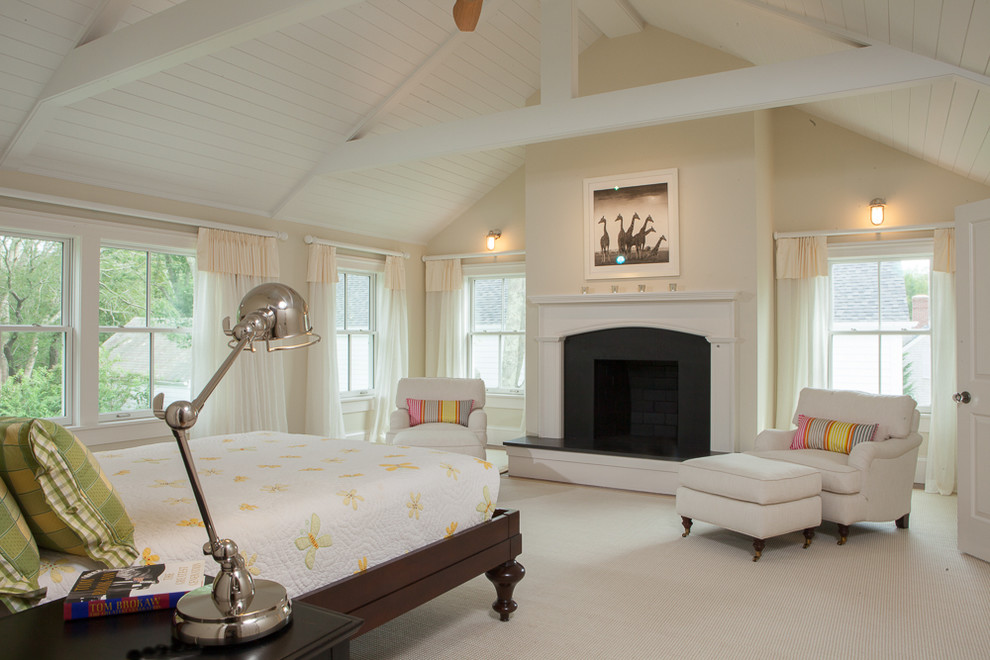 Imagen de dormitorio principal tradicional grande con paredes beige, moqueta, todas las chimeneas y suelo beige