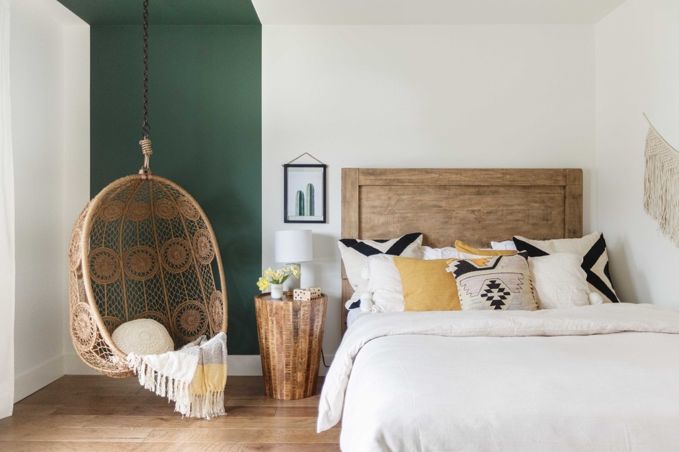 Esempio di una camera da letto bohémian con pareti multicolore, parquet chiaro e pavimento beige