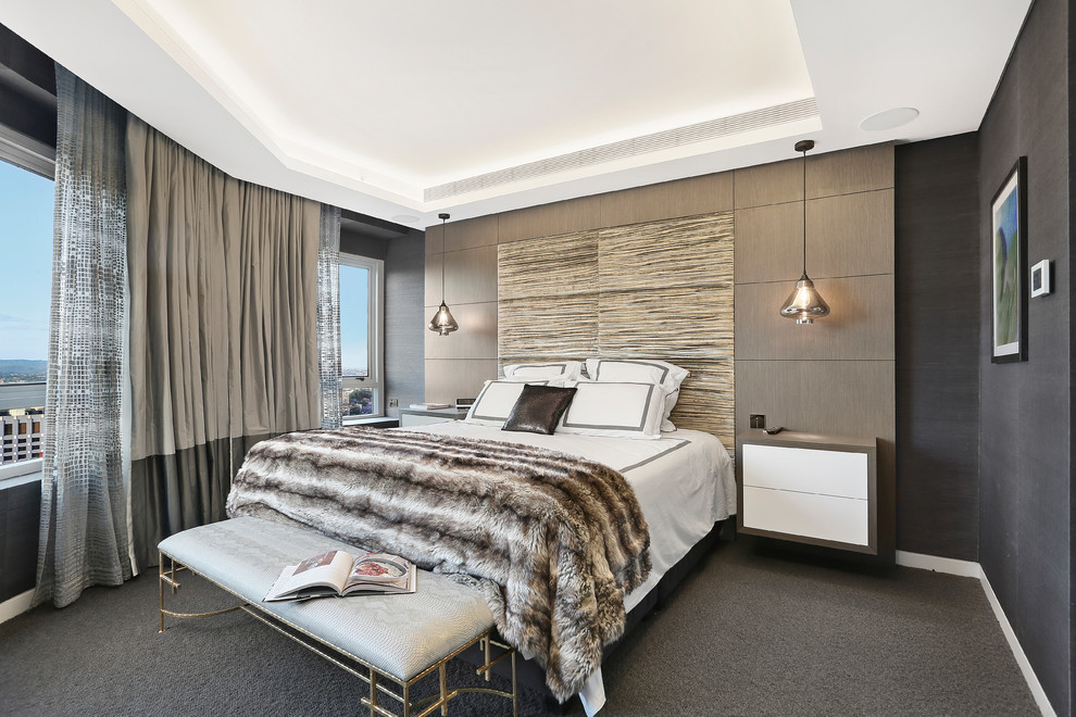 Großes Modernes Hauptschlafzimmer mit schwarzer Wandfarbe, Teppichboden und grauem Boden in Sydney