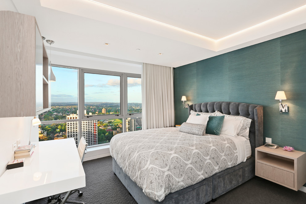 Стильный дизайн: большая гостевая спальня (комната для гостей) в стиле неоклассика (современная классика) с ковровым покрытием, синими стенами, серым полом и акцентной стеной - последний тренд