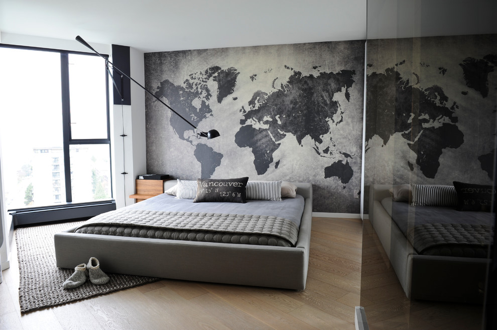 Ispirazione per una camera da letto minimalista di medie dimensioni con pareti grigie, parquet chiaro e nessun camino