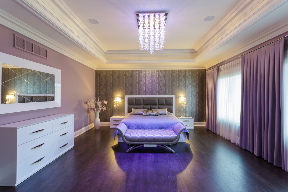Источник вдохновения для домашнего уюта: большая хозяйская спальня в современном стиле с фиолетовыми стенами, темным паркетным полом и фиолетовым полом без камина