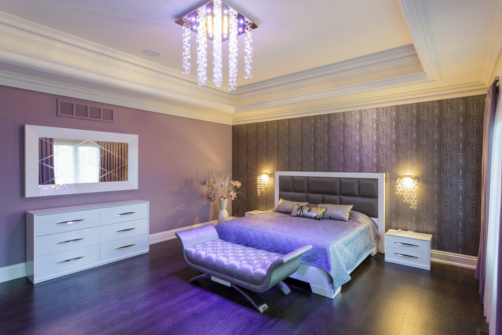 На фото: большая хозяйская спальня в современном стиле с фиолетовыми стенами, темным паркетным полом и фиолетовым полом без камина с
