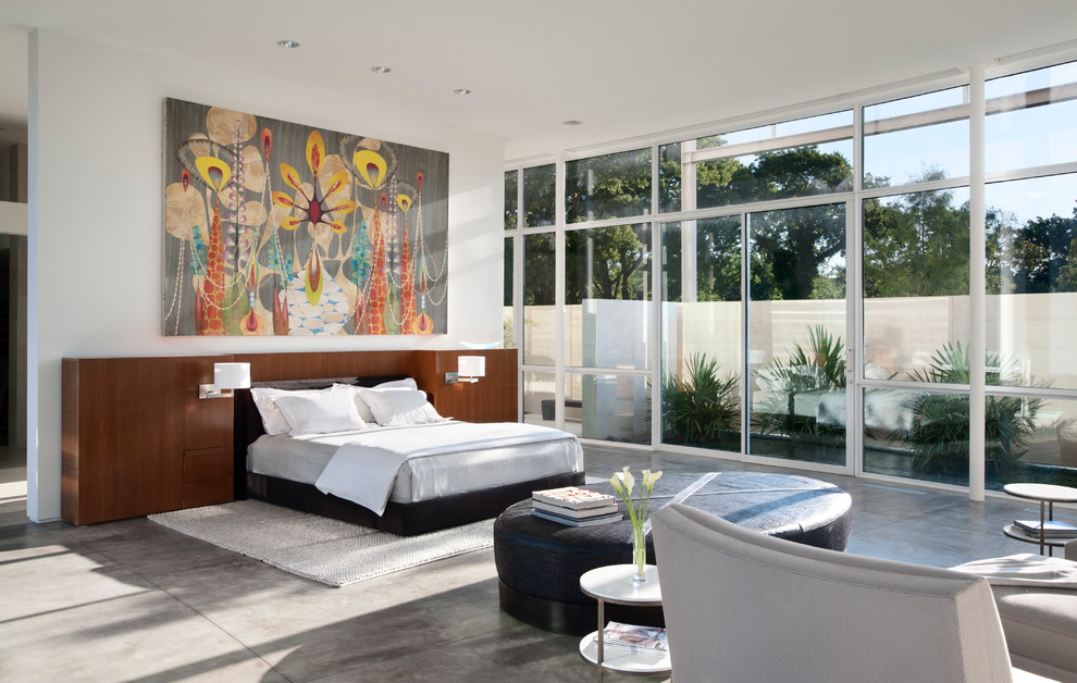 ダラスにあるコンテンポラリースタイルのおしゃれな寝室 (白い壁、コンクリートの床、グレーの床) のレイアウト