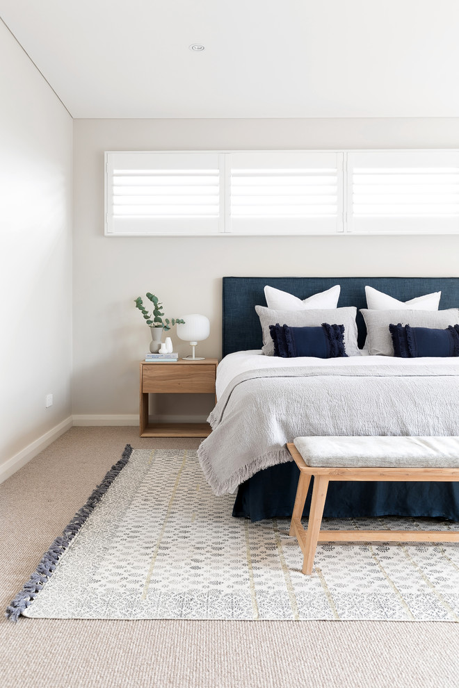 Стильный дизайн: хозяйская спальня среднего размера в морском стиле с бежевыми стенами, ковровым покрытием и бежевым полом - последний тренд