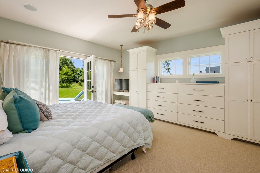 Идея дизайна: спальня в морском стиле с синими стенами и ковровым покрытием
