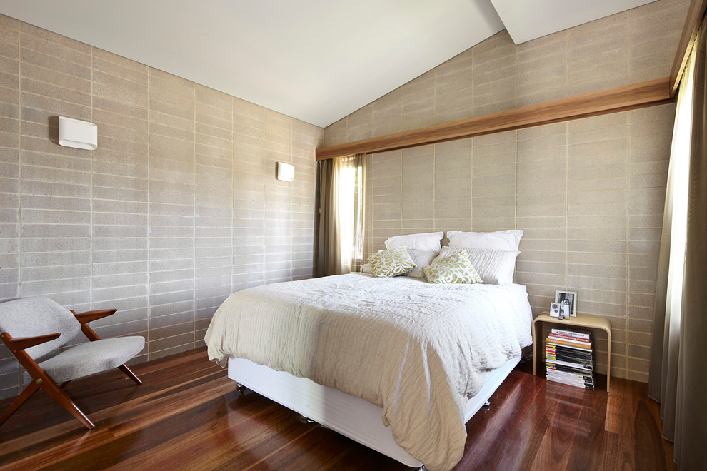 На фото: хозяйская спальня в современном стиле с темным паркетным полом и бежевыми стенами без камина с
