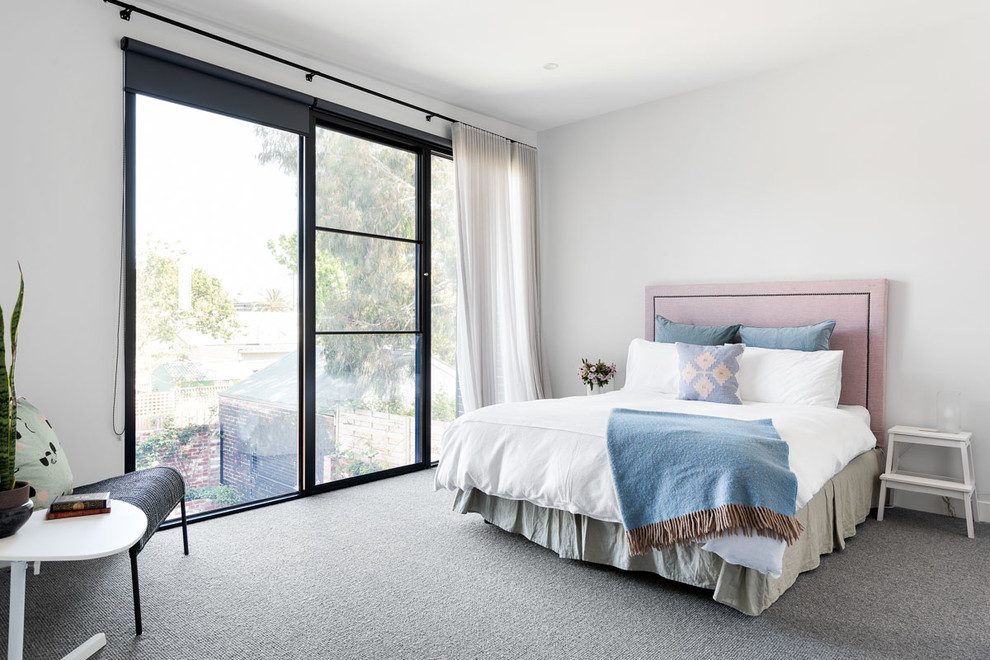 На фото: большая гостевая спальня (комната для гостей) в стиле модернизм с белыми стенами, ковровым покрытием и серым полом