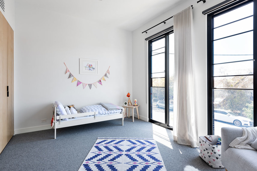 Esempio di una camera da letto minimalista di medie dimensioni con pareti bianche, moquette e pavimento grigio