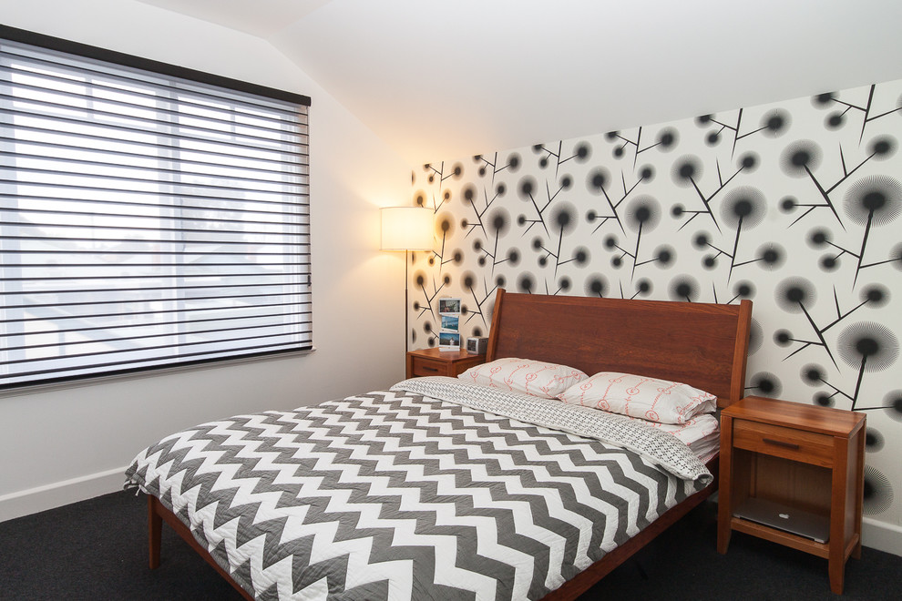 Ispirazione per una camera da letto design di medie dimensioni con pareti bianche e moquette