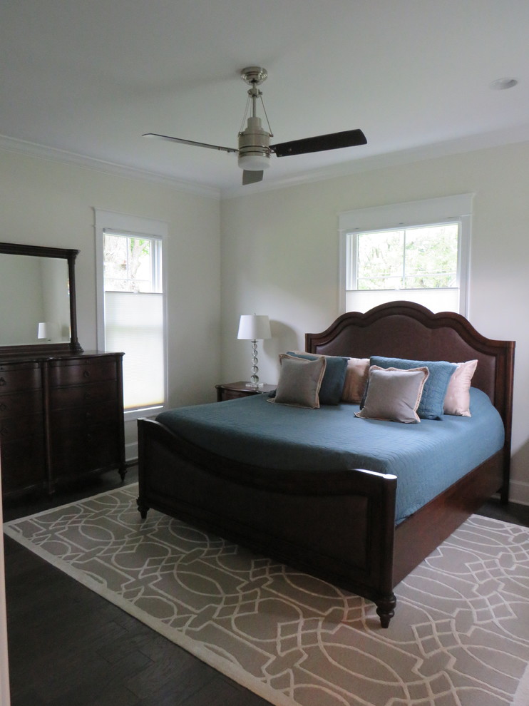 Mittelgroßes Landhaus Hauptschlafzimmer ohne Kamin mit weißer Wandfarbe und dunklem Holzboden in Grand Rapids