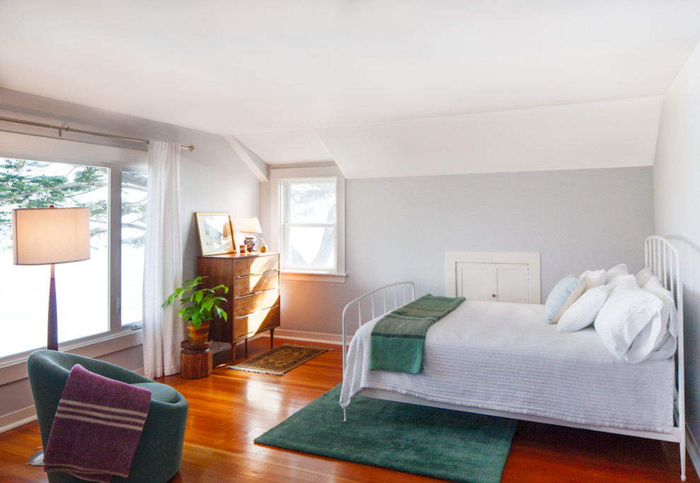 サンフランシスコにある中くらいなビーチスタイルのおしゃれな客用寝室 (青い壁、無垢フローリング、暖炉なし) のレイアウト