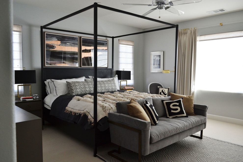 На фото: спальня в современном стиле с серыми стенами и ковровым покрытием без камина